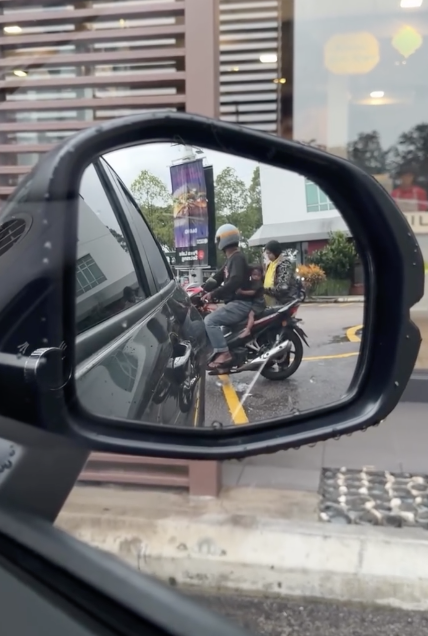 Image from: Tular Video Lelaki Terjerit-Jerit Di Tempat Kerja Isteri, Paksa Balik Rumah Jaga Anak