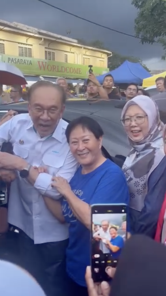 Image from: “You Duit Ada Kasi” – Gelagat Wanita Cina Teruja Jumpa PM Anwar Undang Gelak Tawa