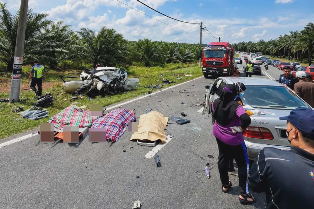 Image from: Dua Kereta Mewah Pandu Laju, Melulu Punca Nahas Simpang Renggam