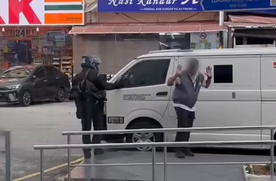 Image from: Sah! Pemandu Van Keselamatan Meninggal Dunia Akibat Serangan Jantung Semasa Beri Keterangan – Polis