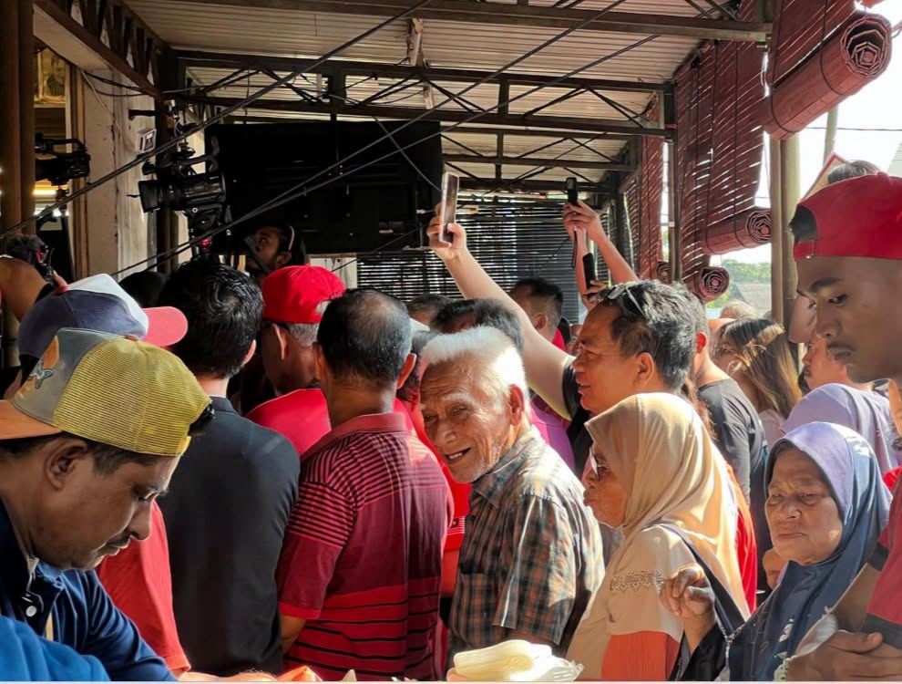 Image from: Panas Terik Bukan Penghalang! Warga Emas Kayuh Beca, Bawa Isteri Lihat PM Anwar Depan Mata