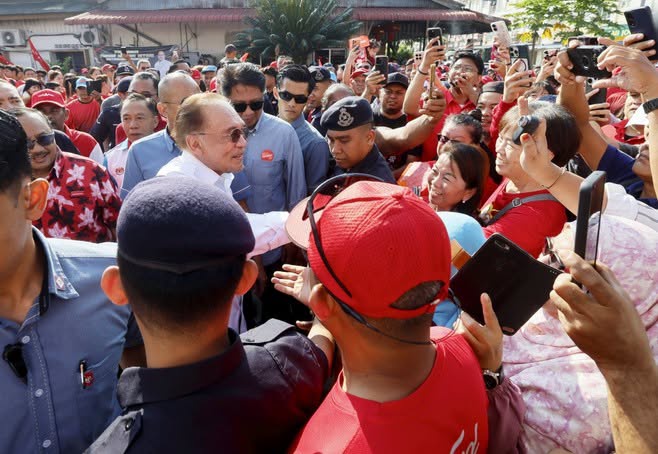 Image from: Panas Terik Bukan Penghalang! Warga Emas Kayuh Beca, Bawa Isteri Lihat PM Anwar Depan Mata