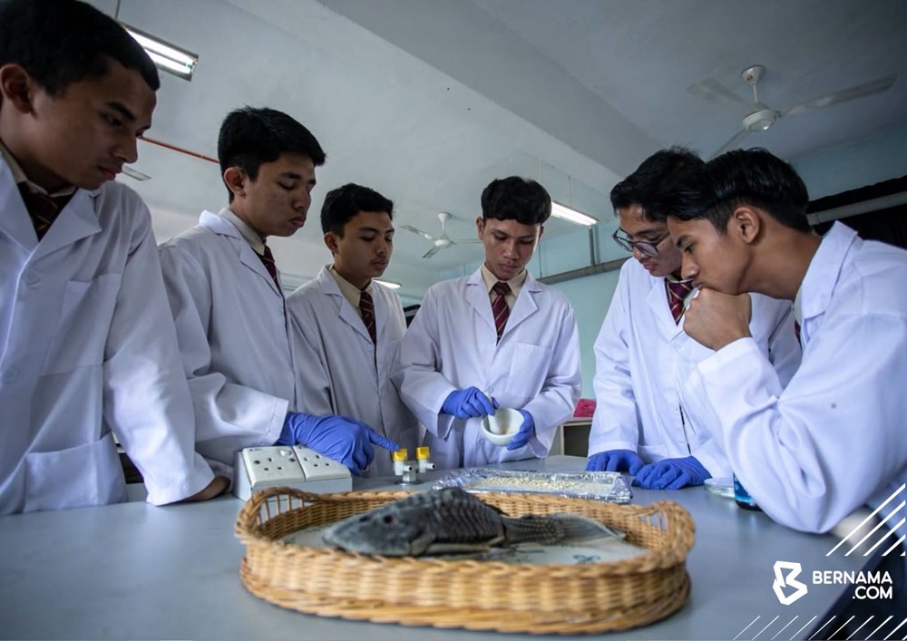 Image from: Dari Tulang Ikan Bandar Raya Jadi Kapsul Kalsium! Pelajar MRSM Pasir Salak Cipta Inovasi, Raih Pengiktirafan Dunia