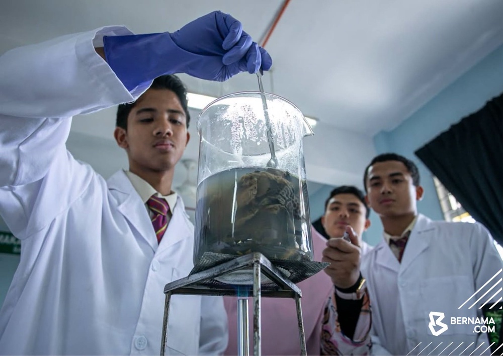 Image from: Dari Tulang Ikan Bandar Raya Jadi Kapsul Kalsium! Pelajar MRSM Pasir Salak Cipta Inovasi, Raih Pengiktirafan Dunia