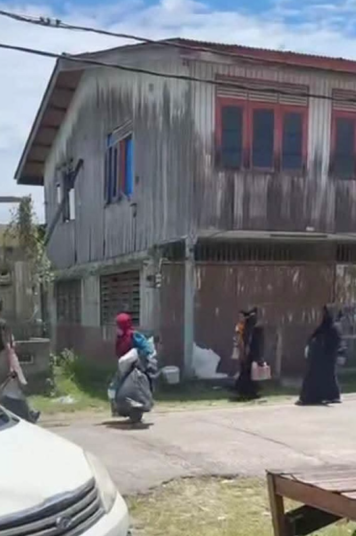 Image from: Ratusan Pelarian Rohingya Berkhemah Depan Pejabat UNHCR, Dakwa Diusir Dari Penempatan Di Pulau Pinang