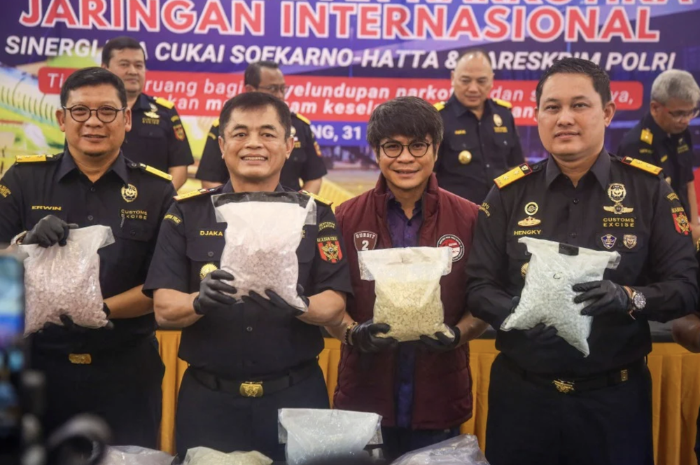 Image from: Disyaki Bawa 25kg Bahan Terlarang Ke Indonesia, Juruterbang Malaysia Dicekup Di ‘Airport’