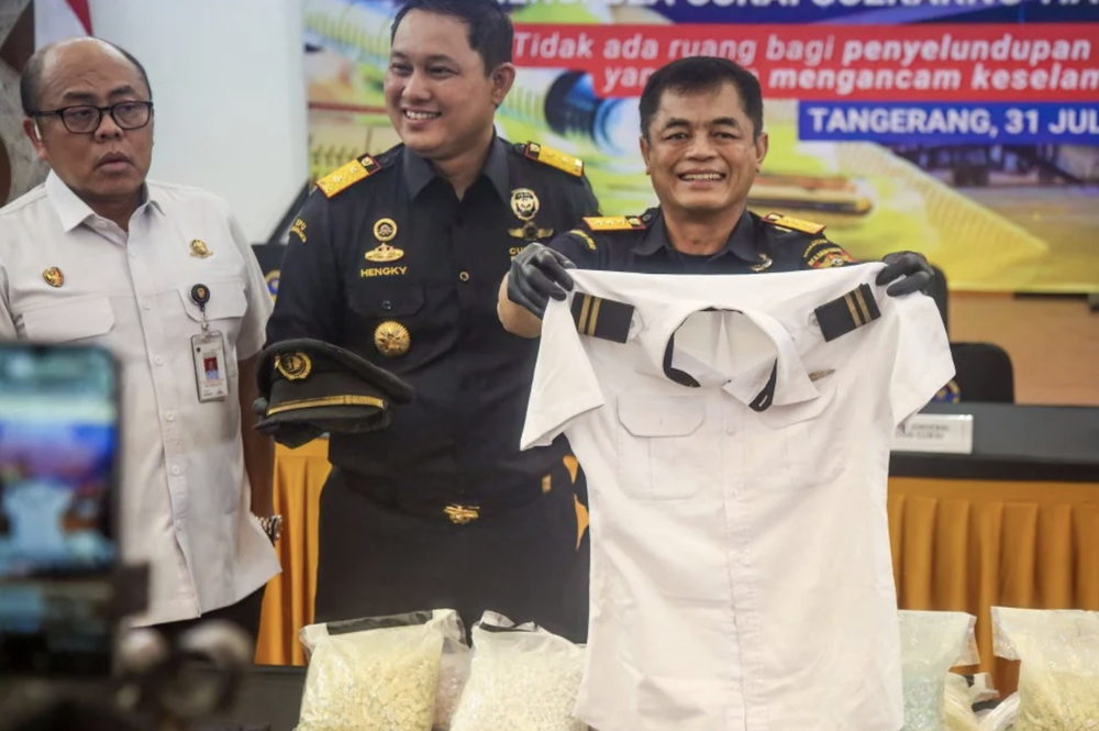 Image from: Disyaki Bawa 25kg Bahan Terlarang Ke Indonesia, Juruterbang Malaysia Dicekup Di ‘Airport’