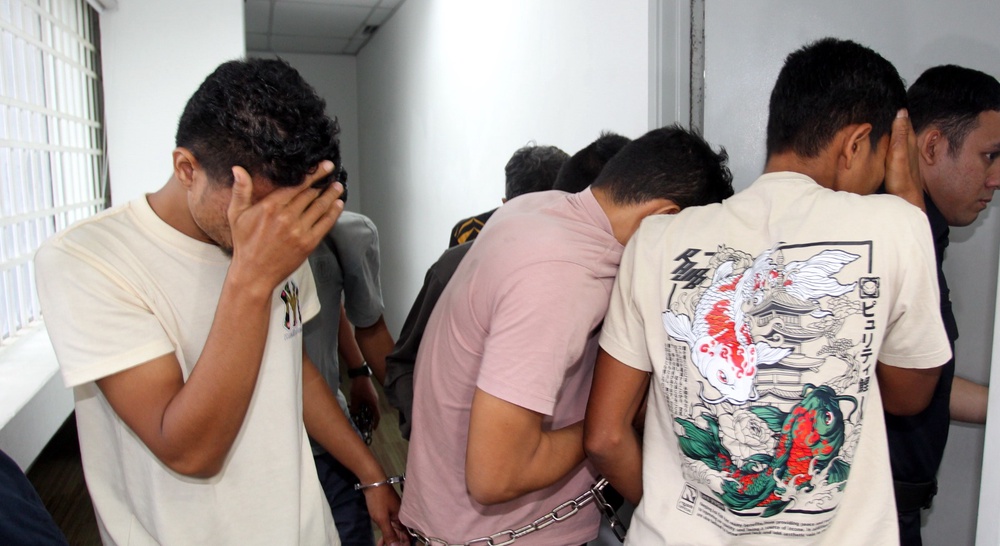 Image from: Enam Beradik Didakwa Edar Bahan Terlarang, Mahkamah Tolak Kesemua Tertuduh Diikat Jamin