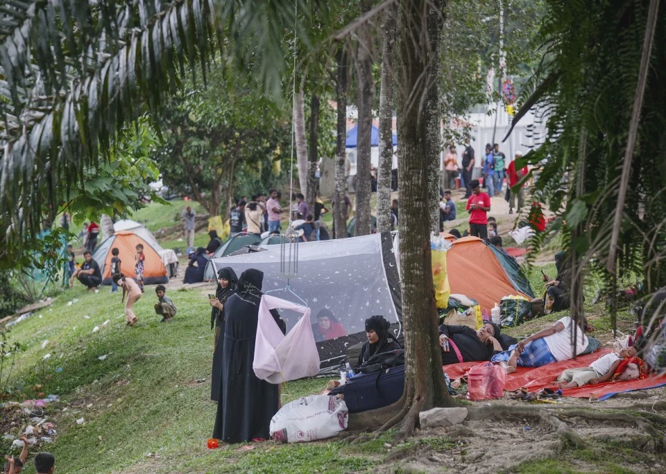 Image from: 110 Etnik Rohingya Berkhemah Depan UNHCR Miliki Kad Pelarian, Dipindah Ke IPK Kuala Lumpur