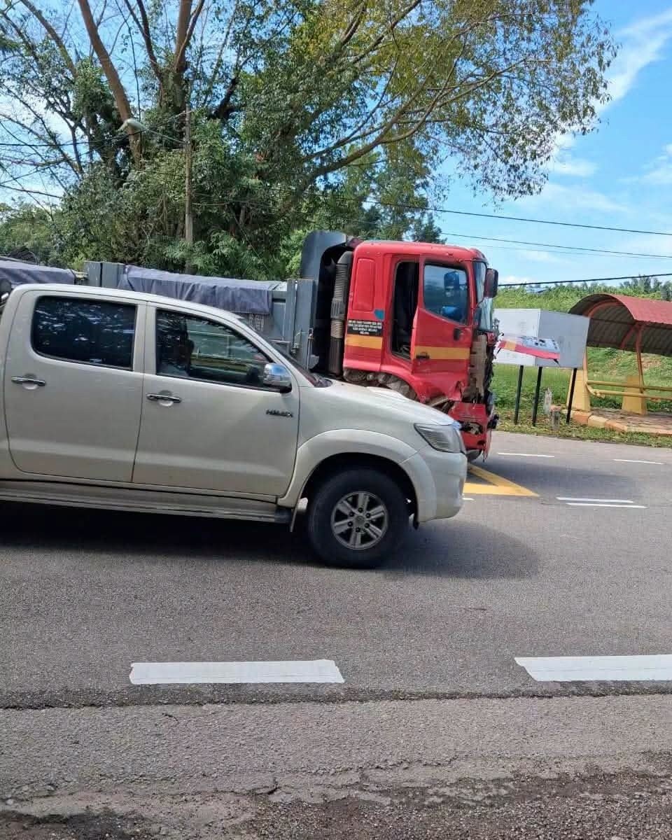 Image from: Guru & Pelajar Parah Terlibat Nahas, Bomba Bantu Patahkan Cubaan Curi Barang Mangsa