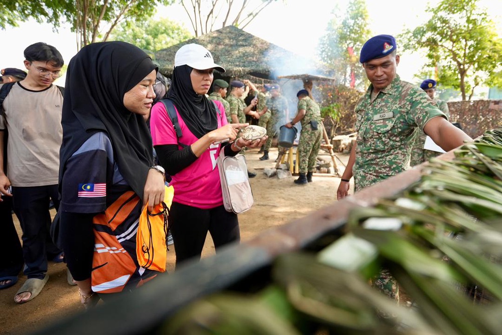 Image from: CIMIC Melaka Perkukuh Jambatan ATM Dan Rakyat, Bina Ketahanan Negara
