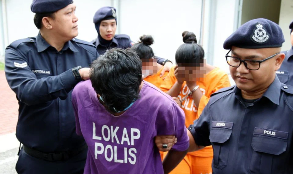 Image from: “Woi, Kau Bun*h Saya Punya Adik!!” – Suasana Tegang Di Mahkamah, Ahli Keluarga Mangsa Cuba Hampiri Suspek