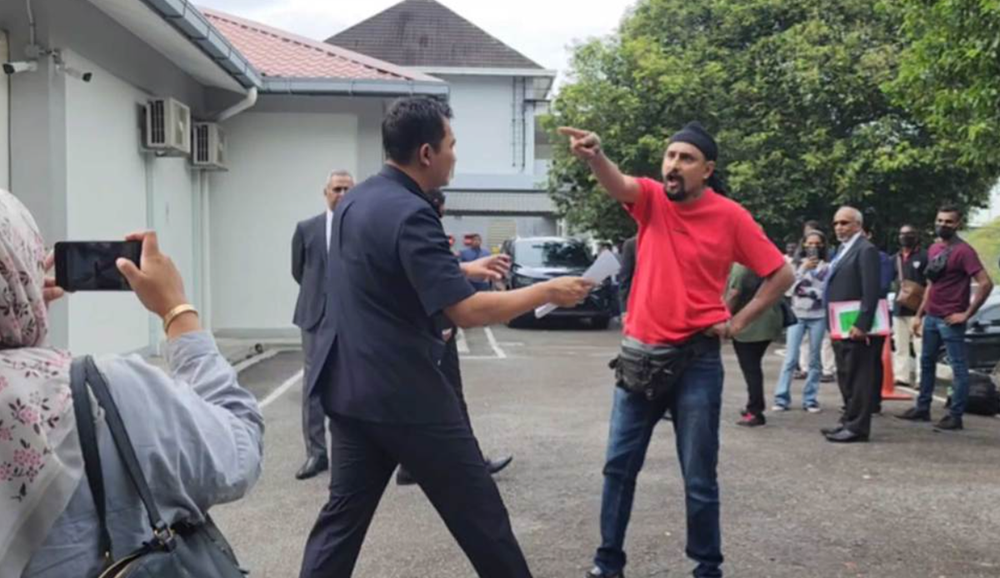 Image from: “Woi, Kau Bun*h Saya Punya Adik!!” – Suasana Tegang Di Mahkamah, Ahli Keluarga Mangsa Cuba Hampiri Suspek