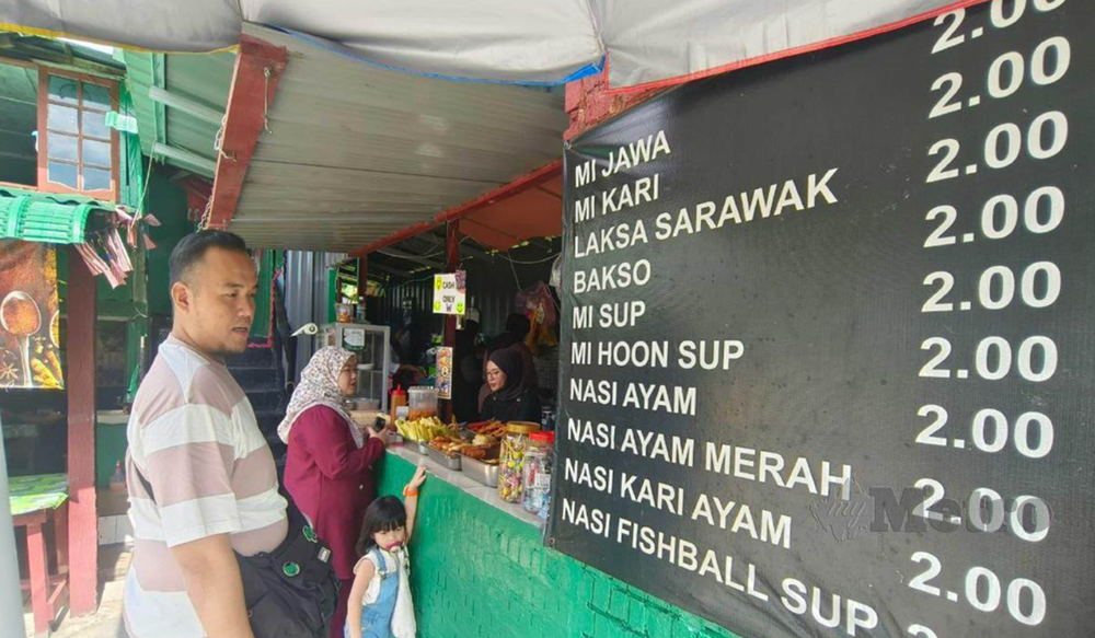 Image from: Lebih 30 Tahun Berniaga, Warung Ini Kekalkan Harga Makanan Serendah RM2 – “Nak Bantu Rakyat Berpendapatan Rendah”