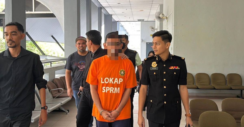 Image from: Nama Ustaz Popular TikTok Ini ‘Hangat’, Ramai Tak Sangka Terpalit Kes Seleweng RM12.3 Juta – “Mungkin Allah Nak Angkat Darjat”