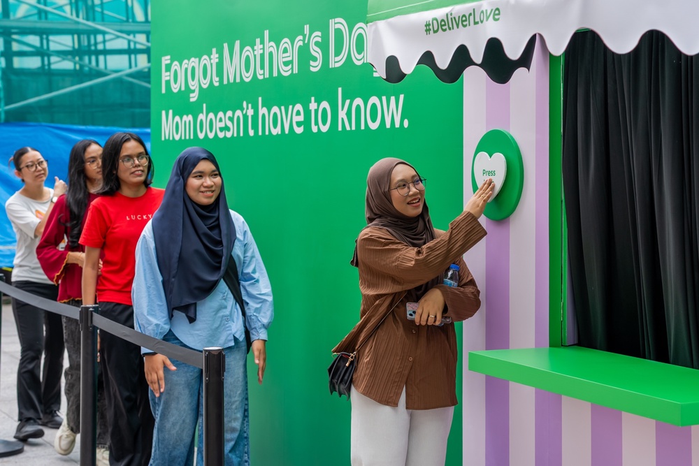 Image from: Tekan Button, Dapat Bunga? Grab Sebarkan Kasih Sayang Sempena Hari Ibu Di Bukit Bintang