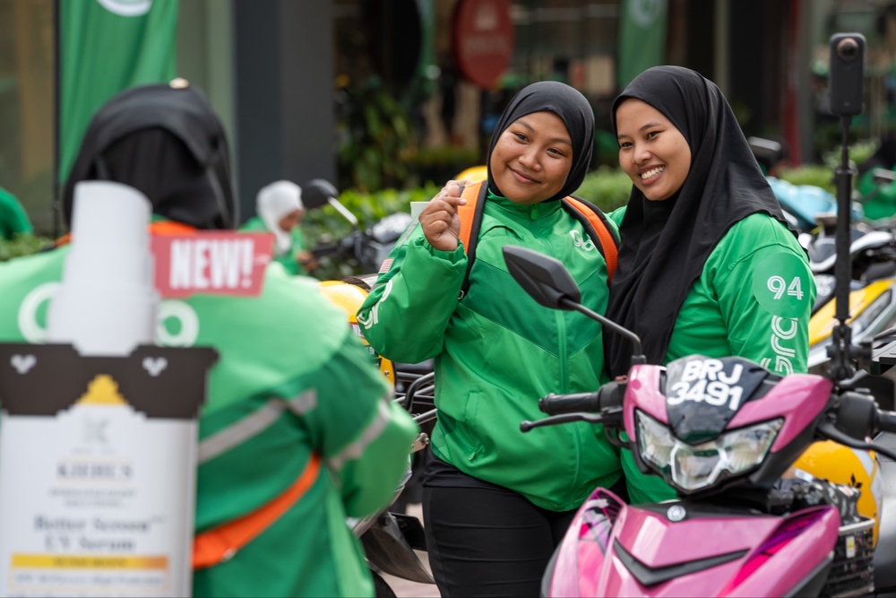 Image from: #SisBoleh, 100 Rakan-Penghantar Wanita Grab Cipta Sejarah Fenomenal Malaysia Book of Records Bersama Kiehl’s
