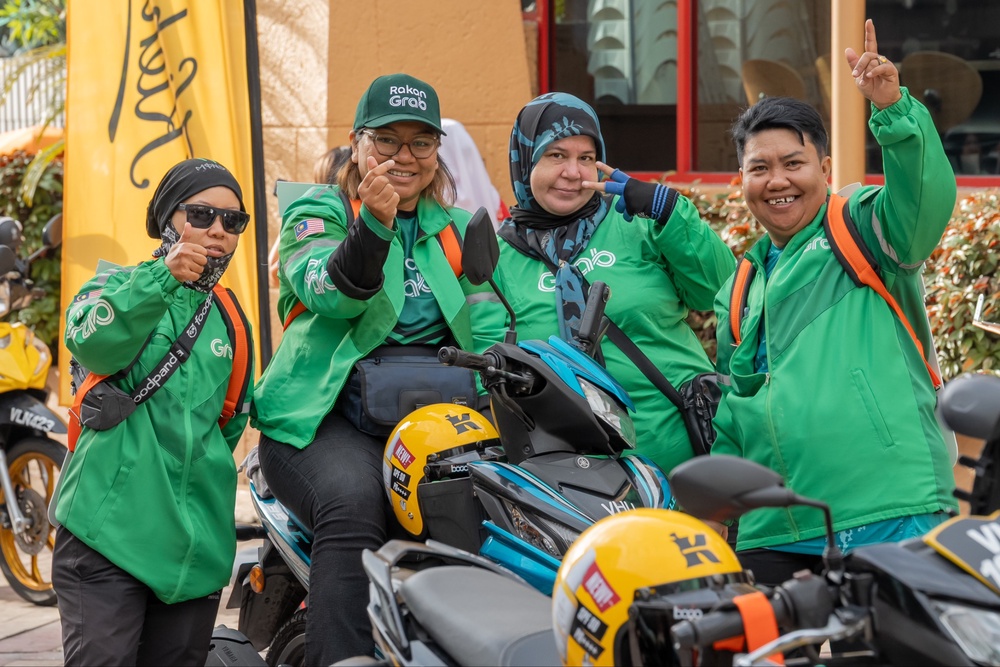 Image from: #SisBoleh, 100 Rakan-Penghantar Wanita Grab Cipta Sejarah Fenomenal Malaysia Book of Records Bersama Kiehl’s