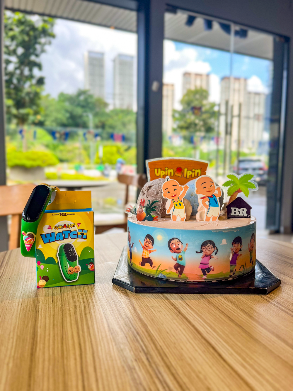 Image from: Khas Untuk Peminat Upin & Ipin! Kolaborasi Grab x Baskin-Robbins Menawarkan Jam Tangan & Cooler Bag Upin & Ipin Edisi Terhad!