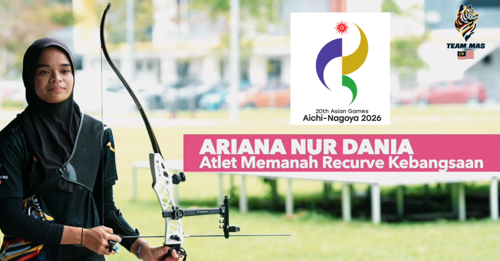 Atlet memanah recurve kebangsaan, Ariana Nur Dania, memegang busur ketika sesi latihan menjelang Sukan Asia Aichi-Nagoya 2026, dengan logo Team Malaysia dan Aichi-Nagoya 2026 tertera pada imej.