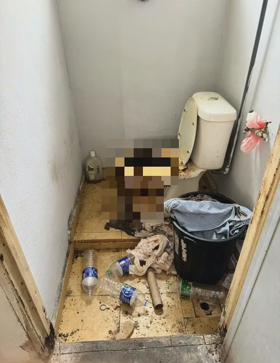 Image from: Berak Dalam Baldi, Lap Haid Dengan Tisu, Ibu Saudara Kesal Anak Gadis 19 Tahun Hidup Dalam Keadaan Kotor – “Dia Tak Ada Masalah Mental Cuma Pemalas!”