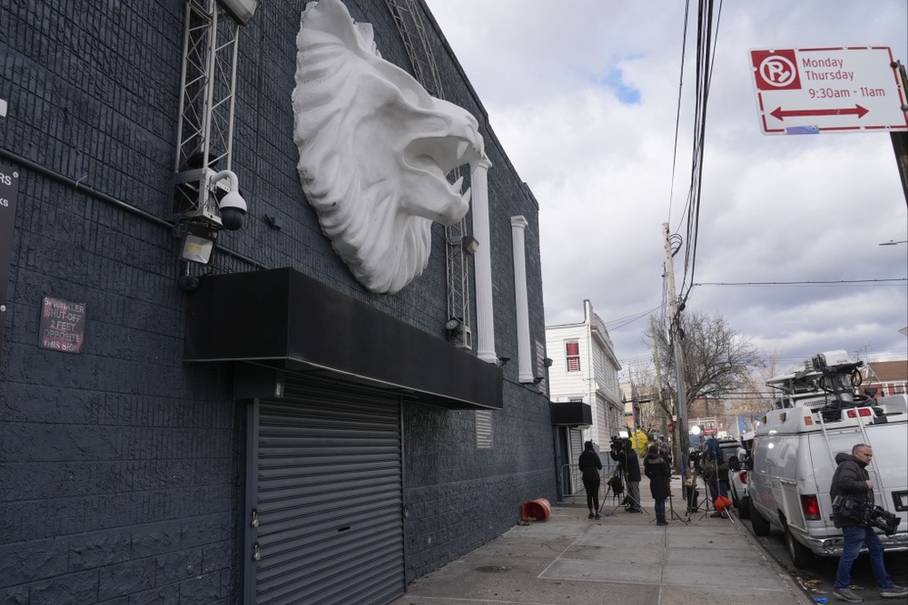 10 wounded in shooting outside New York City nightclub, suspects flee