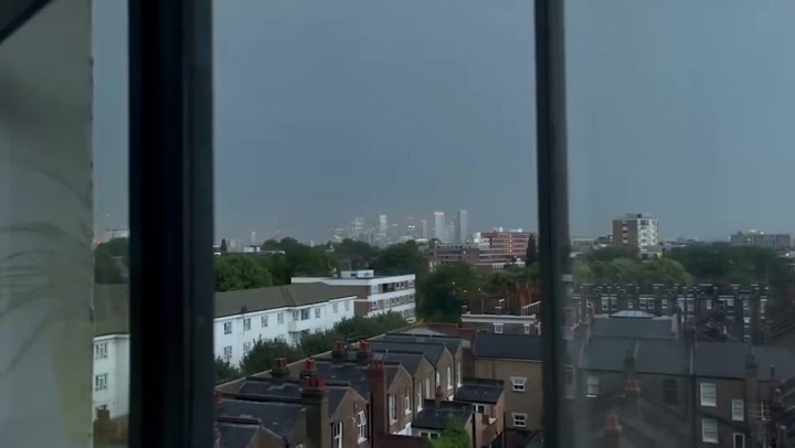 Image from: UK heatwave live: Britons told to keep out the sun for four-hour period during red weather warning for extreme heat