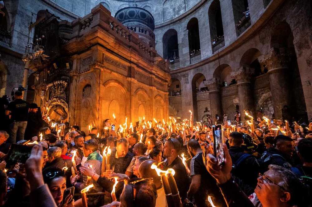 Thousands In Jerusalem For Orthodox Easter 'Holy Fire' Rite