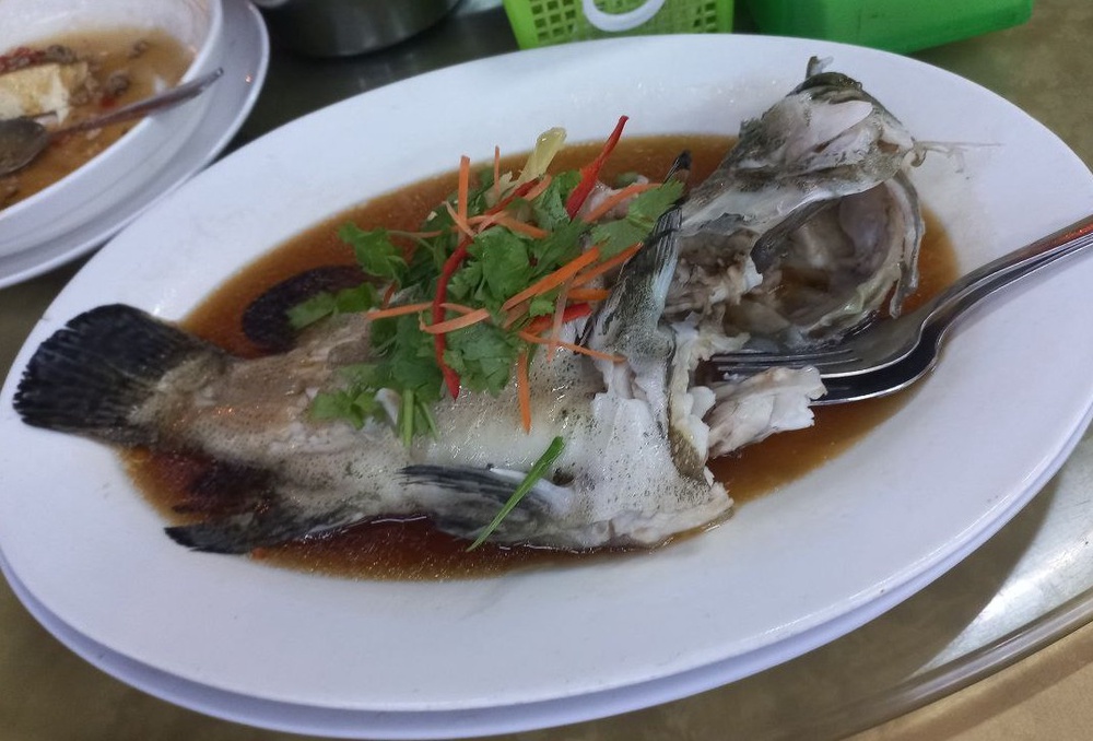 Image from: Full house seafood restaurant even on weeknights? Worthy 30min wait at Hilltop Restaurant, Sabah! #JalanJalanMakan