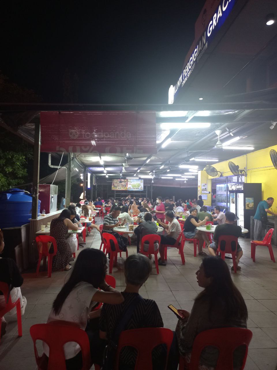 Image from: Full house seafood restaurant even on weeknights? Worthy 30min wait at Hilltop Restaurant, Sabah! #JalanJalanMakan