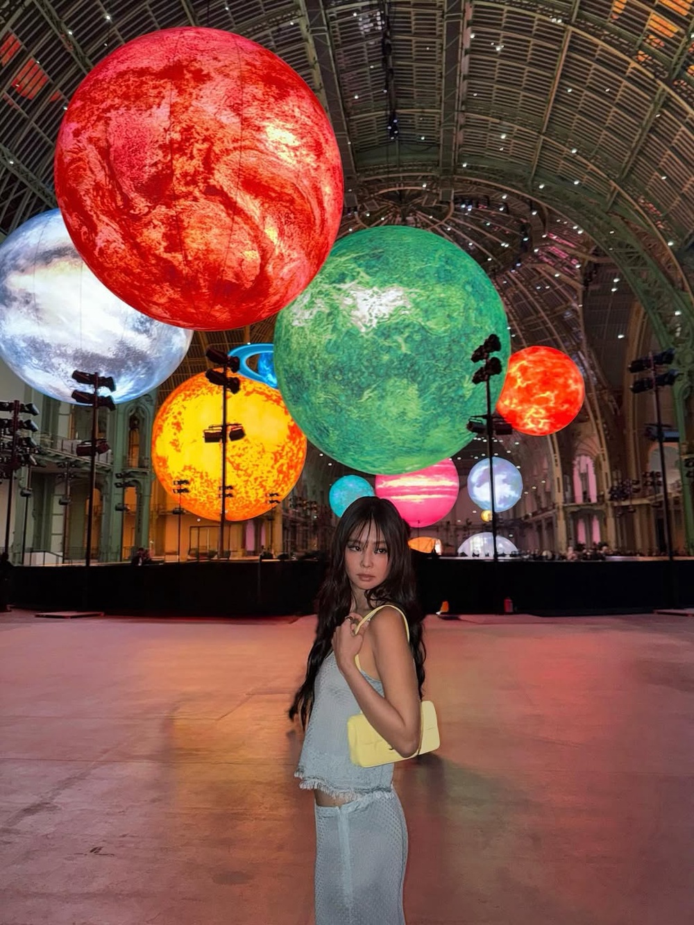Image from: Jennie Rocks Paris: Appearance at Chanel SS26 Becomes Global Fashion Polemic