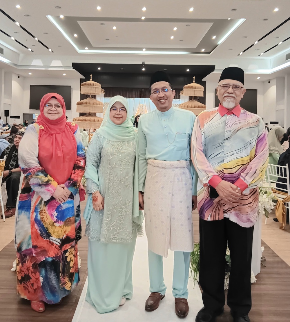 Image from: A vibrant traditional Malay wedding reception that blended family, cultural heritage for Wan Amirul Fikry & Nur Syarina