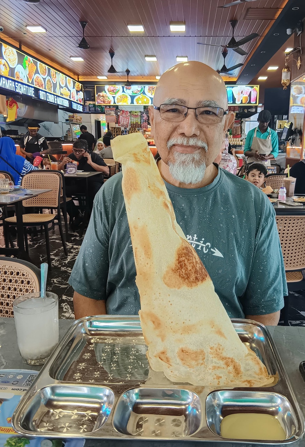 Image from: The significant of "Vadey" & "Ideli" served as classic breakfast combination or snack with "Roti canai" #JalanJalanMakan