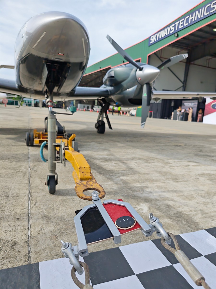 HONOR Uses Its Upcoming Magic V6 Foldable To Tow An Aircraft, Setting Asian Record - 9
