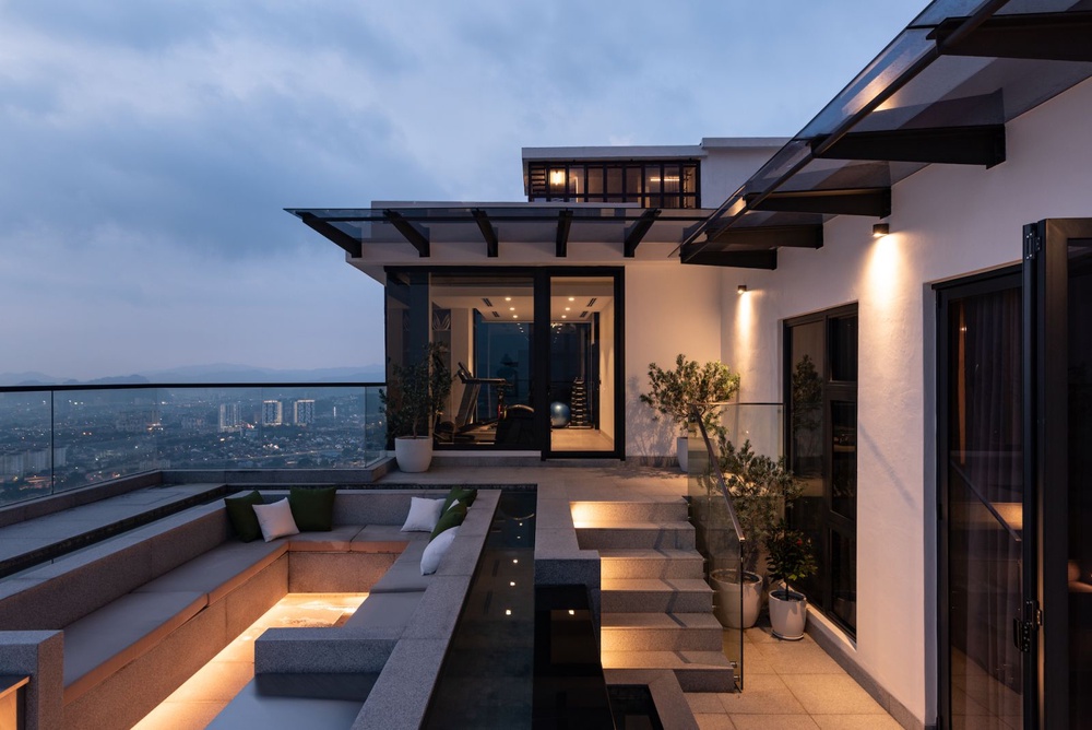 Penthouse Greenstyle: A Soulful Brutalist Masterpiece - Green Penthouse Exterior Design