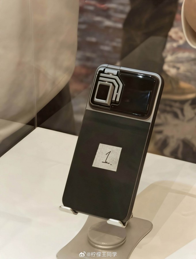 Image from: Pemain Sepanyol Dilihat Menggunakan Honor Robot Phone Selepas Memenangi Piala Dunia