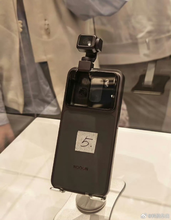Image from: Pemain Sepanyol Dilihat Menggunakan Honor Robot Phone Selepas Memenangi Piala Dunia