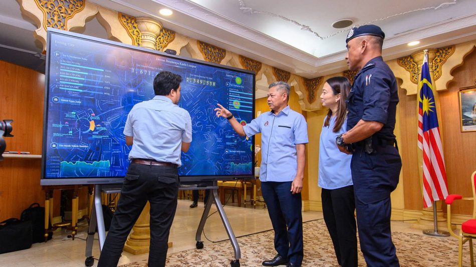 Image from: Kuala Lumpur Kini Mempunyai 10,000 Kamera CCTV HD Dengan Sistem Pengecaman Wajah