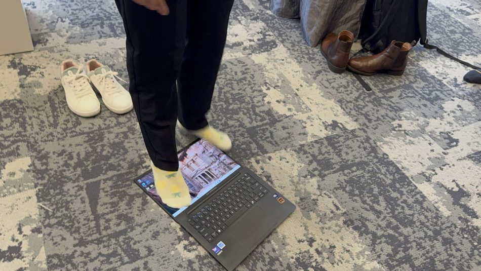 Image from: ASUS ExpertBook Ultra Dilancarkan Dengan Cip Intel Core Ultra 300, Rekaan Nipis Dan Tahan Lasak