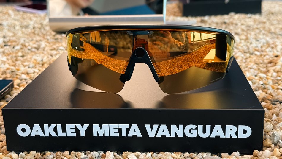Image from: Carmin Mata Pintar Oakley Meta HSTN Dan Vanguard Boleh Didapati Di Malaysia Bermula Harga RM2069
