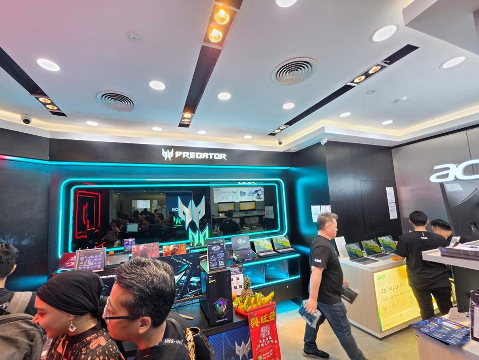 Image from: Kedai Konsep Predator Store Dibuka Di Plaza Low Yat, Beserta Kemaskini Komputer Gaming Predator Orion 7000
