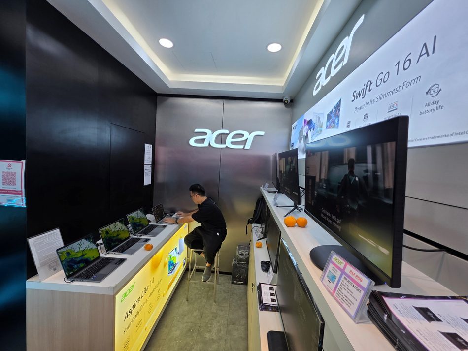 Image from: Kedai Konsep Predator Store Dibuka Di Plaza Low Yat, Beserta Kemaskini Komputer Gaming Predator Orion 7000