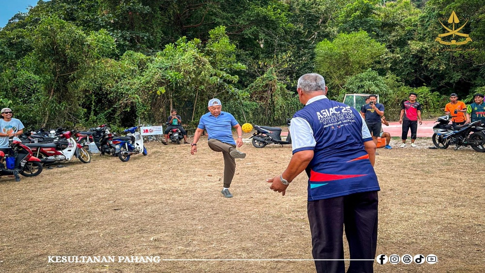 (Video) Sultan Pahang pamer kemahiran main sepak takraw