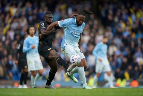 SOCCER-ENGLAND-MCI-IPS:Soccer-City's flying start comes at a cost, with Haaland limping off