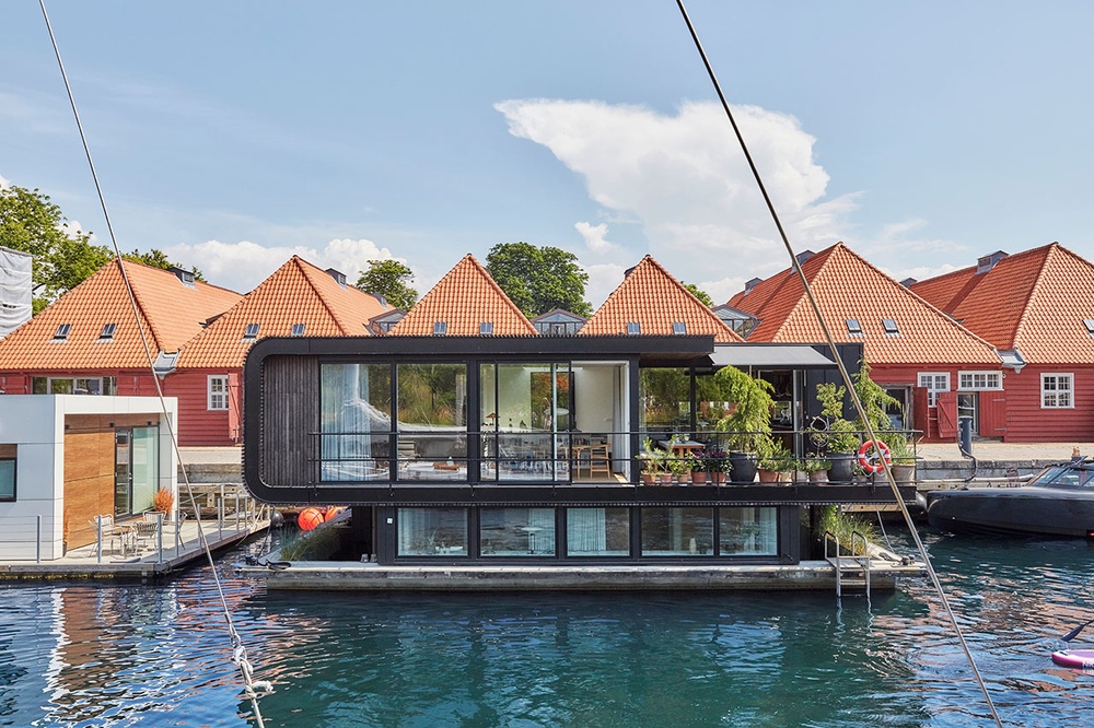 s-ren-hvals-e-garde-s-modern-houseboat-anchors-in-copenhagen