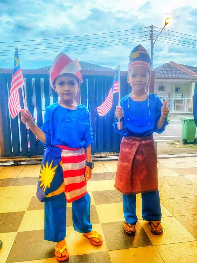 Image from: Idea Baju Merdeka Kanak-Kanak & Pelajar (Lelaki & Perempuan)