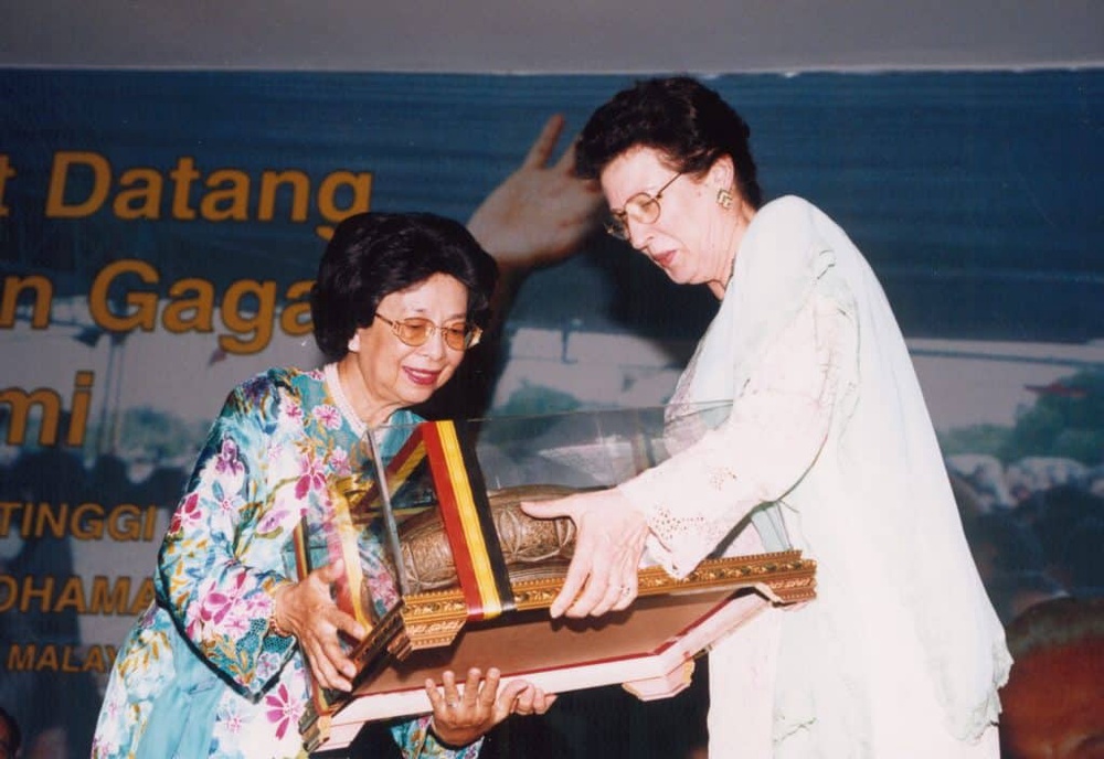 Image from: Biodata Tun Dr Hasmah: Mengenang Jasa & Kisah Hidup Ikon Wanita Malaysia