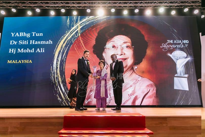 Image from: Biodata Tun Dr Hasmah: Mengenang Jasa & Kisah Hidup Ikon Wanita Malaysia