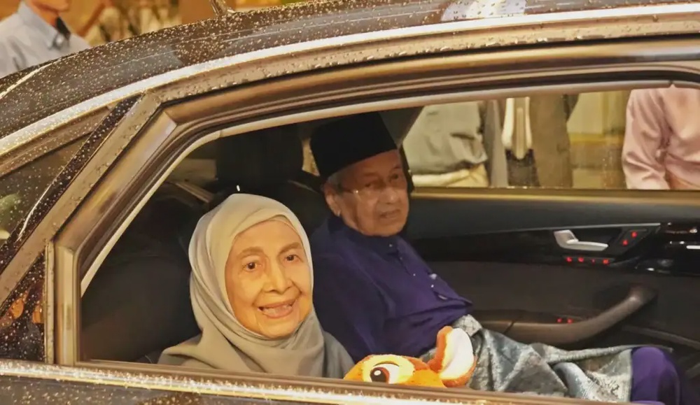 Image from: Biodata Tun Dr Hasmah: Mengenang Jasa & Kisah Hidup Ikon Wanita Malaysia