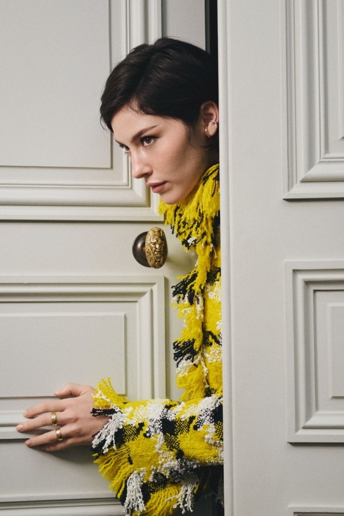Image from: Chanel’s Coco Crush Collection Evolves With Gracie Abrams As Its Newest Muse